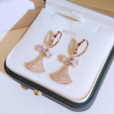 Kleine Rok Oorbellen voor Vrouwen Koreaanse Temperament Zirkonia Strik Oordopje Waaiervormige Oorbellen Nieuwe Stijl Oorbellen beige