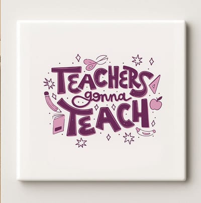 Grappige Leraren Tegel “Teachers Gonna Teach” 15x15 cm – Humoristische Keramische Cadeautegel voor Leraren, Klaslokaal of Kantoor Decoratie
