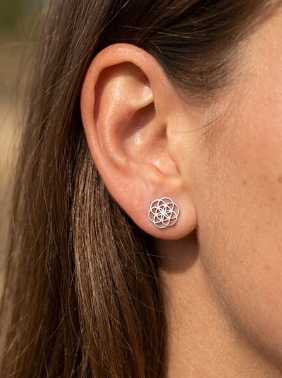 Lundholm Oorknopjes Dames Bloem des Levens Zilver Kleur – Premium Stainless Steel Jewellery - Cadeau Vrouw - My Pia Serie - Flower of Life Oorbellen Dames Zilver Sieraad Cadeau voor Vrouw – Perfect Cadeau voor Vrouw
