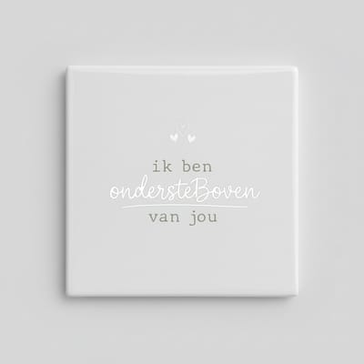 Decoratieve Keramische Tegel “Ik Ben Ondersteboven Van Jou” met Minimalistisch Hartjes Design – Romantische Liefdesquote Wanddecoratie – 15 × 15 cm