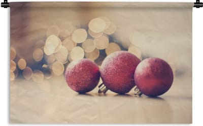 Wandkleed Kerst - Drie rode kerstballen en kerstverlichting Wandkleed katoen 90x60 cm - Wandtapijt met foto