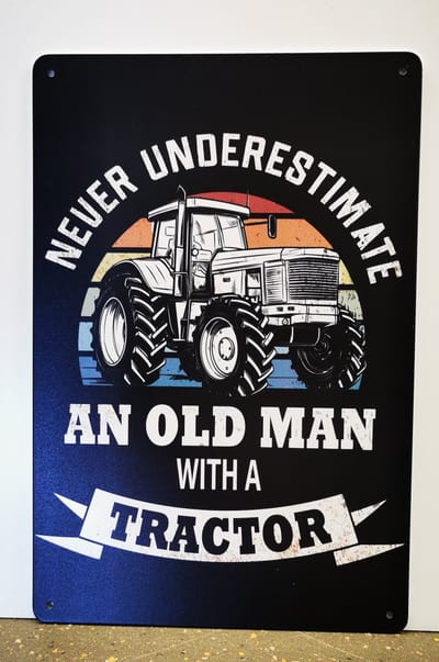 Metalen wandbord- Old Man Tractor - Mancave - Wand Decoratie - Metal sign - Mancave decoratie - Decoratie - Metalen borden - Tekst borden - Metalen bord