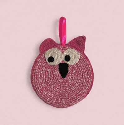 Luna-Leena duurzame Uil gift hanger - fuchsia melange - bio katoen - hand gehaakt in Nepal - muurhanger - dierenkop - muur decoratie - cadeau - geboorte - owl