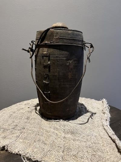 Chinese houten pot met touw en ijzer hengsel- Stoer sober- Landelijk- Sfeervol- woondecoratie