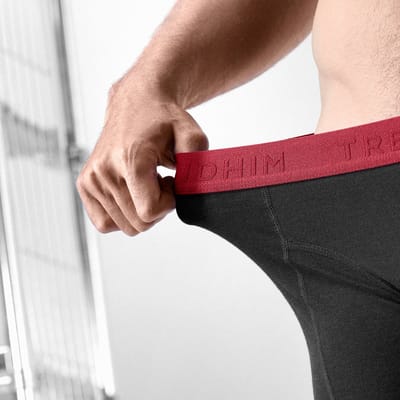 FlexFeel | Zwarte katoenen boxershort met rode tailleband