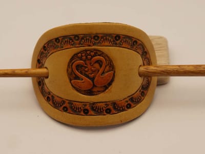 Leren beige haarspeld + stokje hout 2 zwanen - lederen haarspeld van twee zwanen - haarspeld insect - stoere insekten haarspeld - haarspeld voor dik haar - haarspeld dun haar - haarspeld voor korte haar - haarspeld voor lang haar - haarspeld dames