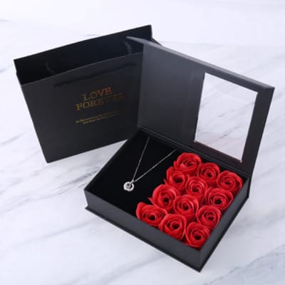 No Peak Valentijn Cadeaubox met Ketting - Moederdag - Moederdag cadeautje - Cadeautje voor vrouw - Valentijn Geschenkset - Rozen Giftbox met ketting - 12x rode zeeprozen met geur - Geschenkdoos - Valentijn cadeautje voor haar