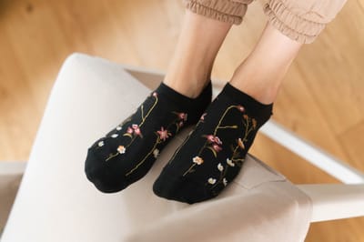 Donkergrijze sneakersokken met wilde bloemenprint–naadloos & comfortabel–2 paar–maat 35-37