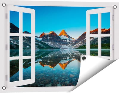 Gards Tuinposter Doorkijk Berg Assiniboine bij het Meer in Canada - 60x40 cm - Tuindoek - Tuindecoratie - Wanddecoratie buiten - Tuinschilderij