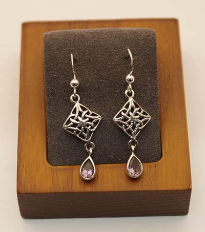 Zilveren oorhangers keltische knoop met in een druppel amethist steen - sterling zilveren oorbellen celtic met amethist steen - prachtige oorbellen met amethist steen - vrouwelijke oorbellen