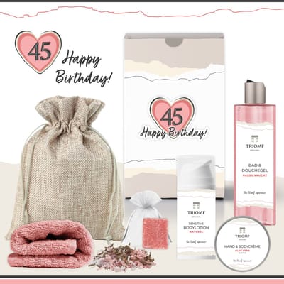 Geschenkset “45 Happy Birthday!” - 6 producten - 520 gram - Triomf Cosmetica | Cadeau voor haar Vijfenveertig Speciaal Cadeaupakket Feestje Wellness Pakket Luxe Giftset Douchegel Passievrucht Verjaardag Gefeliciteerd Forty Five Party Gift Set Roze