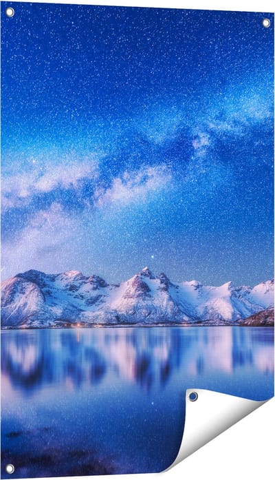 Gards Tuinposter Melkweg bij Besneeuwde Bergen - 60x90 cm - Tuindoek - Tuindecoratie - Wanddecoratie buiten - Tuinschilderij