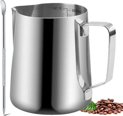 QTTVBTNA – Melkkan – Melkkannetje – Melkopschuimkan – RVS – met Latte Art Pen – Koffie Melkkan voor Cappuccino, Espresso en Latte – Geschikt voor Opschuimen en Schenken – Duurzaam en Makkelijk te Reinigen – Voor Thuis en Koffiehoek – 350 ml – Zilver