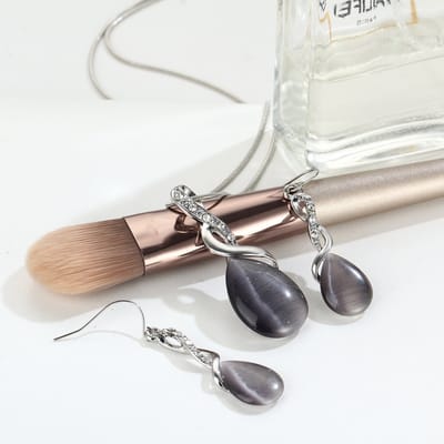 Sieraden set (zwart) - Collier met hanger en bijpassende oorbellen.