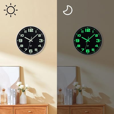 Wandklok met Radio en Nachtlampje - Stille, Batterij Aangedreven Klok voor Keuken, Woonkamer, School en Kantoor
