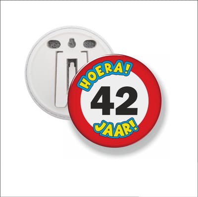 Button Met Clip 58 MM - Hoera 42 Jaar