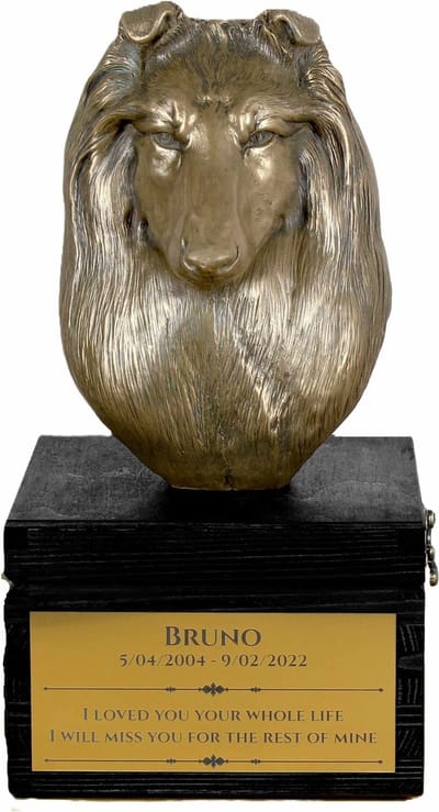 Sculptuur en urn hond van Schotse Herdershond met gravure, handgemaakt.