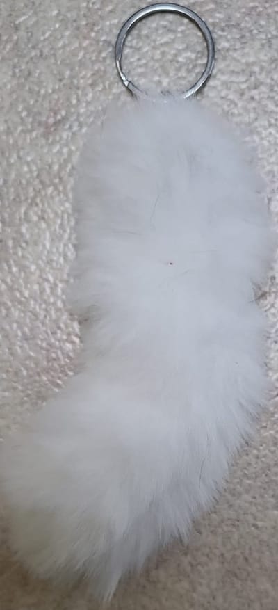 Een heerlijk zacht bonten sleutelhanger in een mooie kleur. Leuk om bijvoorbeeld aan je sleutelbos, tas of rugzak vast te maken. Ook te gebruiken bij feestversiering of feestkleding. Leuk om voor jezelf te kopen of om cadeau te geven.