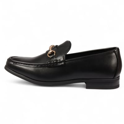 Zwarte loafers voor heren met gouden gesp en handige instappers