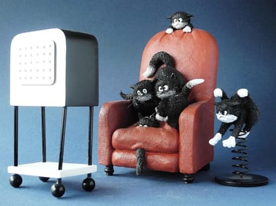 Dubout cat figurines - Katten kijken televisie - spannende film - hoogte 15 cm