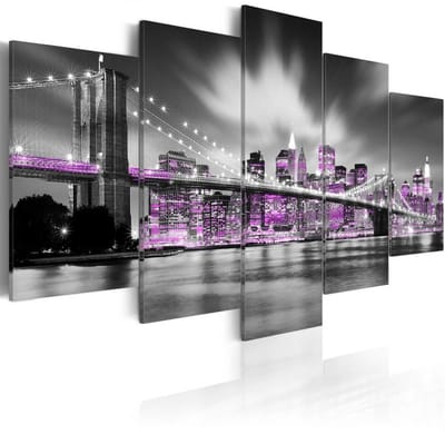 Schilderij -  New York in paars tinten in de nacht , 5 luik