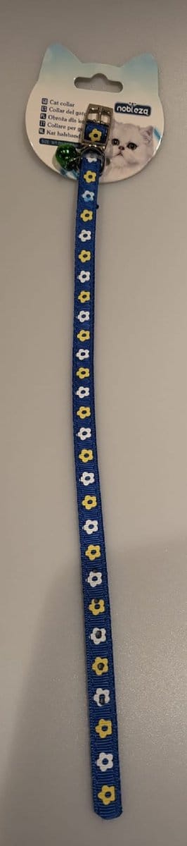 Alles voor je kat! Een leuke halsband in een mooie kleur en een glanzend belletje. De gaatjes zitten al in de halsband dus deze is handig om te doen bij je huisdier. Ook erg leuk om dit cadeau te geven aan iemand die een poes heeft.