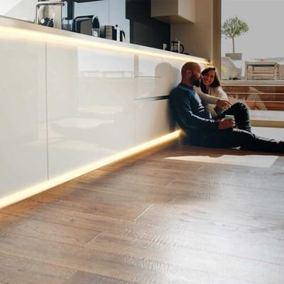 HOFTRONIC Flex60 - Dimbare LED Strip 2m - 3000K Warm wit - 60 LEDs per meter 2835 High Lumen - 308 Lumen per meter - IP65 voor binnen en buiten - Waterdicht en UV bestendig - Per meter inkortbaar - Incl. Netvoeding en eurostekker
