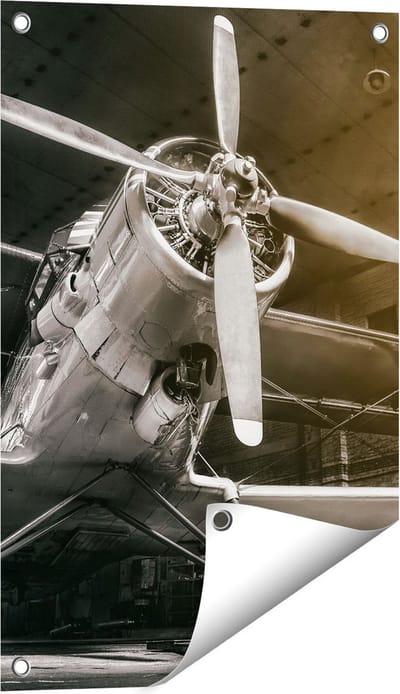Gards Tuinposter Oud Vliegtuig in een Hangar - Zwart Wit - 40x60 cm - Tuindoek - Tuindecoratie - Wanddecoratie buiten - Tuinschilderij