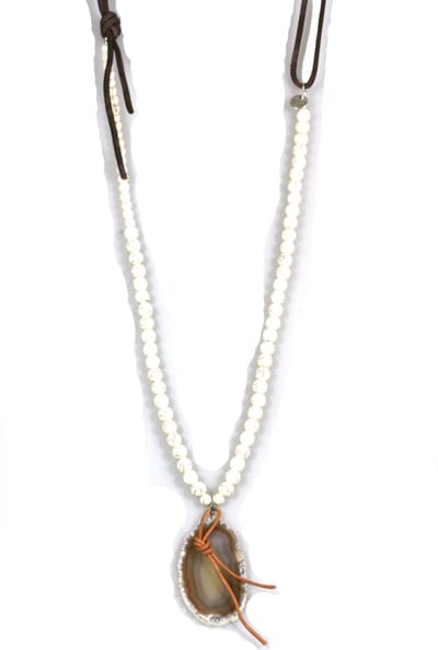 Heaven Eleven - leren ketting met parelmoer en agaat hanger