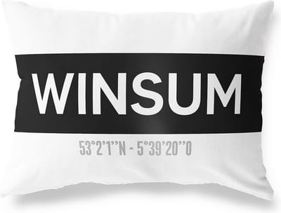 Tuinkussen WINSUM - GRONINGEN met coördinaten - Buitenkussen - Bootkussen - Weerbestendig - Jouw Plaats - Studio216 - Modern - Zwart-Wit - 50x30cm