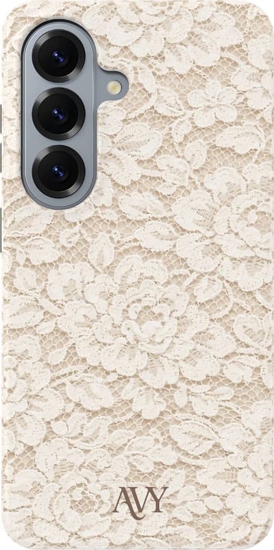 AVY Hoesje geschikt voor Samsung Galaxy S26 | Vintage Lace | Kant | Beige | Hard Shell Back Cover | Compatibel met MagSafe & Qi2