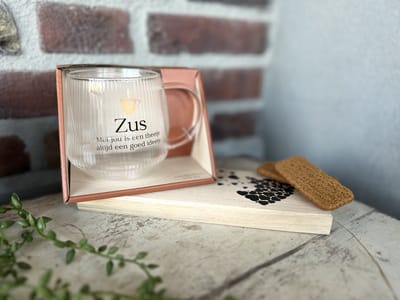 Creaties van Hier - Cadeaupakket Theeglas met Plankje - Zus - Glas - Hout