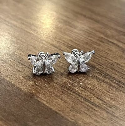 Luxe Vlinder Oorbellen - 2 stuks - Kleur: Zilver - Hoge Kwaliteit RVS - Roestvrij Staal / Stainless Steel - Luxe Oorbellen Set - Oorhangers / Oorknopjes - Vlindertjes / Butterfly - 2 Stuks - Incl. Luxe Cadeauverpakking - Verkleurt niet