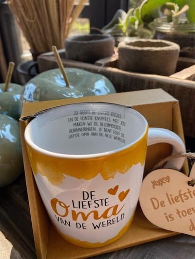 Mok met de tekst De liefste oma van de wereld + houten hartje de liefste oma / cadeau / vaderdag / moederdag cadeautje / verjaardag / Valentijnsdag / liefde / vriendschap