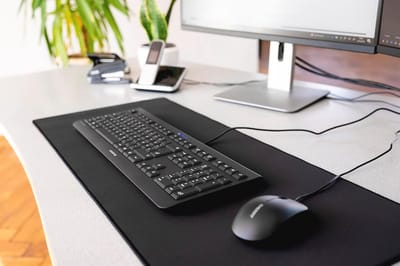 Bekabelde toetsenbord-muisset met Italiaanse lay-out (QWERTY) en plat design - ideaal voor professioneel gebruik