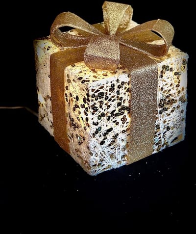 Kerstpakje goud/wit rotan LED verlichting S 13,5 cm hoog - wintercollectie - eindejaarcollectie - decoratiefiguur - interieur - geschikt voor binnen - kerstcollectie - kerstdecoratie - kerstfiguur - cadeau - geschenk - kerst - nieuwjaar
