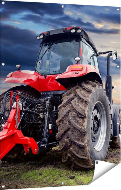 Gards Tuinposter Rode Tractor bij Zonsondergang - Trekker - 90x120 cm - Tuindoek - Tuindecoratie - Wanddecoratie buiten - Tuinschilderij