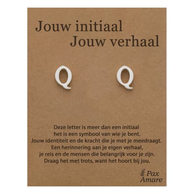 Letter Q Oorbellen op Cadeau Kaartje - Jouw initiaal, jouw verhaal - Zilverkleurig Stainless Steel - 7mm Initiaal Oorknopjes- Pax Amare