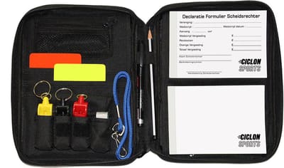 Scheidsrechtersmap met alle benodigdheden voor de scheids - 3 fluitjes met koord - Gele en rode kaart - Notitieblok en declaratieformulier - Ciclon Sports