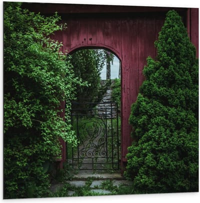 Dibond - Poort tussen Bomen - 100x100cm Foto op Aluminium (Wanddecoratie van metaal)