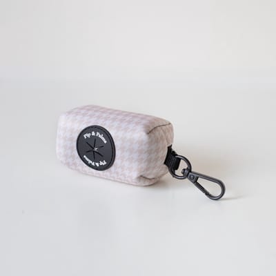 Pip & Palms - Honden Poepzakjeshouder Happy Houndstooth - Beige - 9x5x5 cm - Incl. rol poepzakjes - Met Ritssluiting - Poepzakhouder - Poepzakjesdispenser