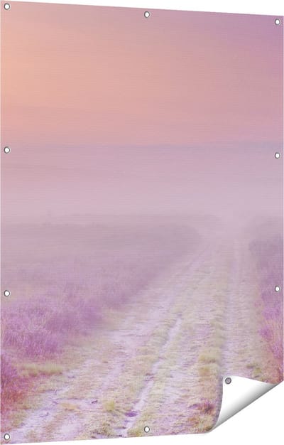 Gards Tuinposter Pad in de Weide tijdens de Mist - 90x120 cm - Tuindoek - Tuindecoratie - Wanddecoratie buiten - Tuinschilderij