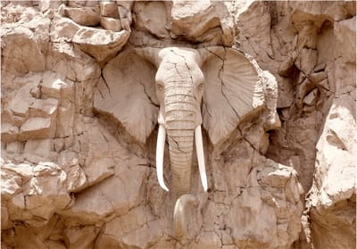 Fotobehangkoning - Behang - Vliesbehang - Fotobehang Olifant van Steen - Elephant Carving (South Africa) - 150 x 105 cm