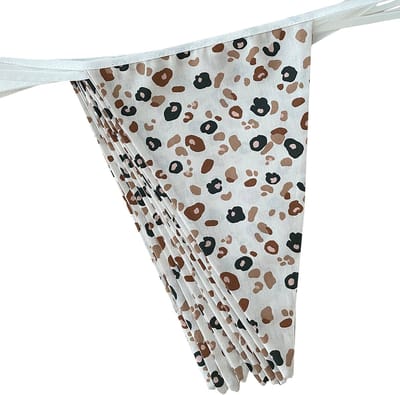 BINK Bedding Stoffen Slinger - Vlaggenlijn Leopard model L (5 mtr, 9 vlaggetjes) - feest - party - kinderkamer decoratie - verjaardag - tuinfeest - leopardprint - wilde dieren - luipaard - panter - dessin - beige - ecru - naturel - zwart