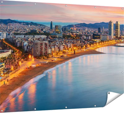 Gards Tuinposter Barcelona Strand met Stad bij Zonsondergang - 160x120 cm - Tuindoek - Tuindecoratie - Wanddecoratie buiten - Tuinschilderij