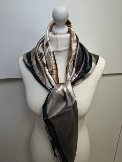 Vierkante dames sjaal Bernice-gebloemd motief-zwart wit beige bruin oranje-90x90