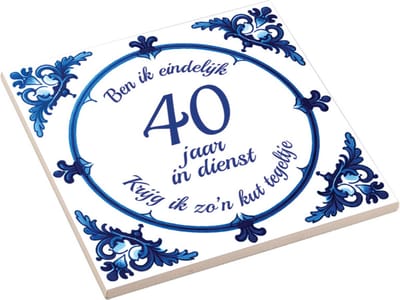Spreuktegel met tekst " Ben ik eindelijk 40 jaar in dienst, krijg ik zo'n kut tegeltje" Werkjubileum - Cadeau voor Collega - Werknemer cadeau - Tegel met Tekst - Grappig Cadeau Collega