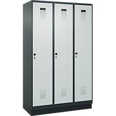 C+P Evolo Plus garderobekast, 3 vakken, 400 mm vakbreedte, met plint, rechts scharnierend, B 1200 x D 500 x H 1950 mm, draaischroef, antracietgrijs/lichtgrijs