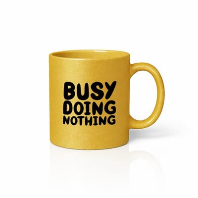 Grappige “Busy Doing Nothing” Gouden Glitter Mok 330 ml – Humoristische Tekst Koffiemok – Luxe Cadeau voor Vrienden, Collega’s & Ontspanningsliefhebbers