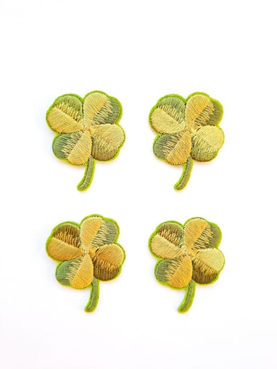 Embleem ''klavertje vier'' SET van 4 stuks, geluksbrenger, uitdeelcadeau, Carnaval, oeteldonk, carnavalsjassen, carnavalsemblemen oeteldonkstijl, carnavalskleding, patch, strijkembleem, Den Bosch